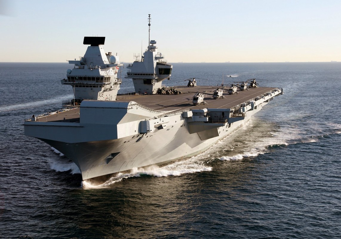 Image of HMS Queen Elizabeth at sea