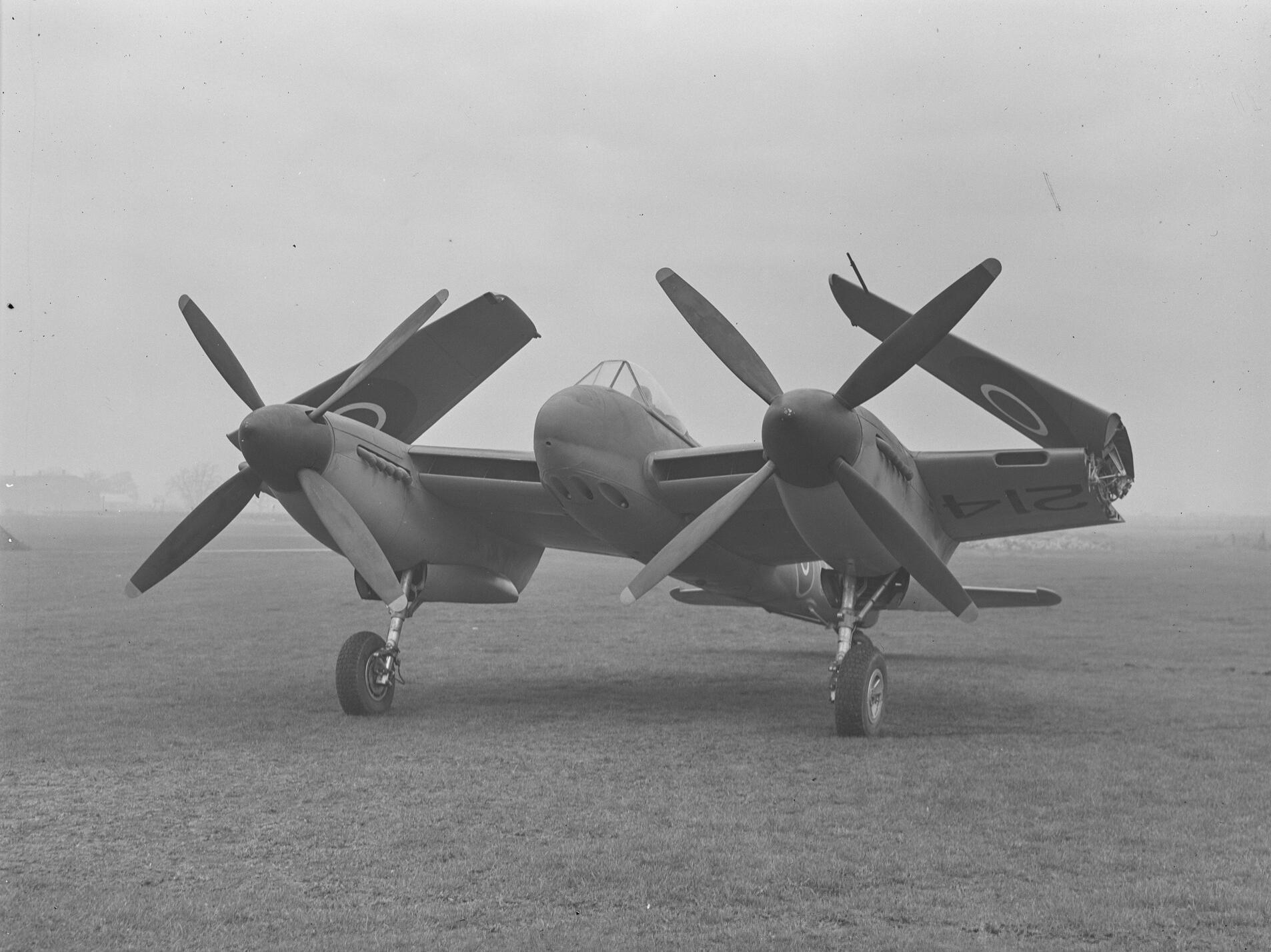 de Havilland DH.103 Hornet showing folding wings, 30th November 1945.