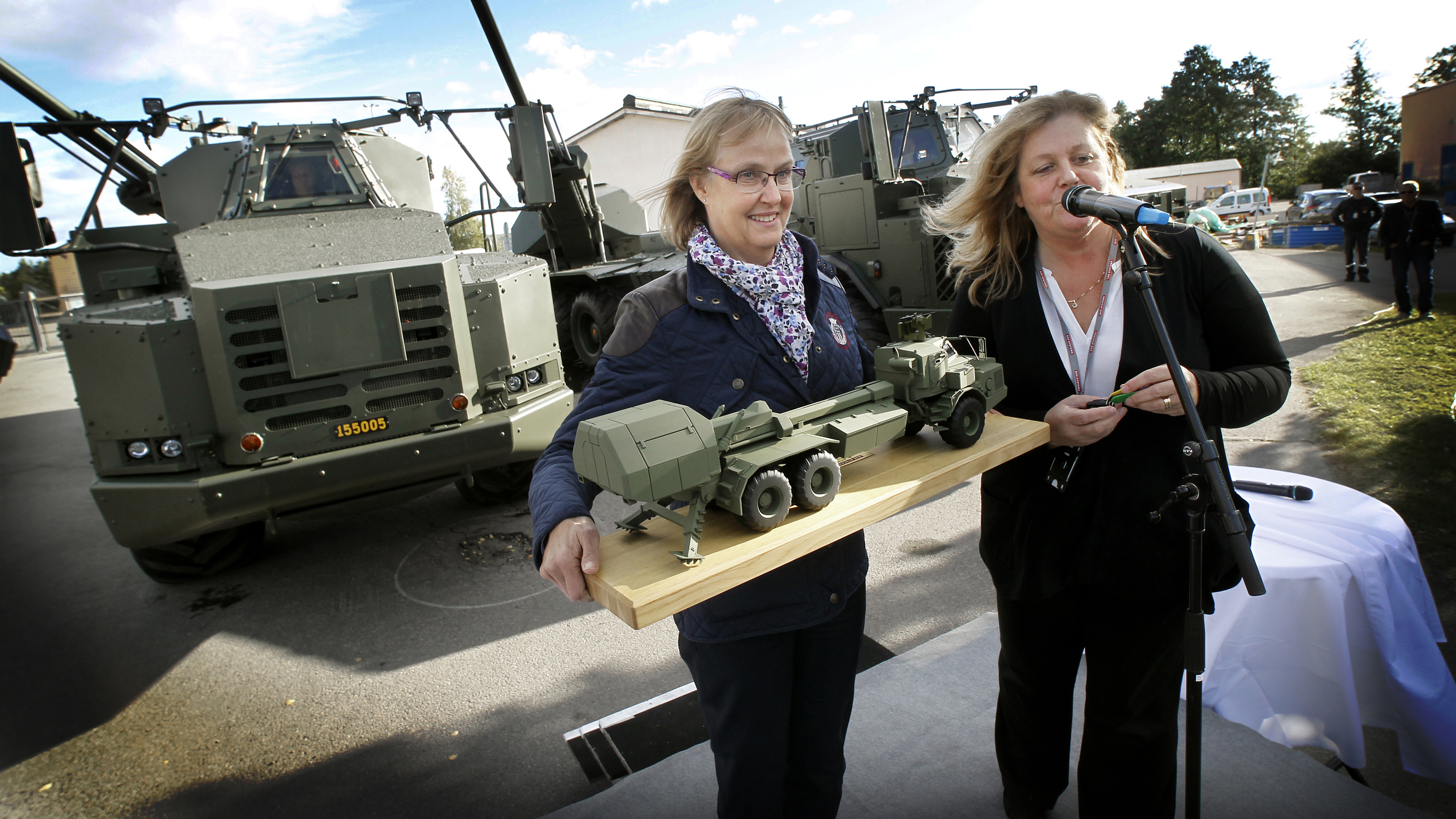 Lena Gillström (right) managing director at BAE Systems’ Weapon Systems business in Sweden delivers the first four ARCHER systems to FMV’s Director General Lena Erixon. Photo credit: Bengt Bjork