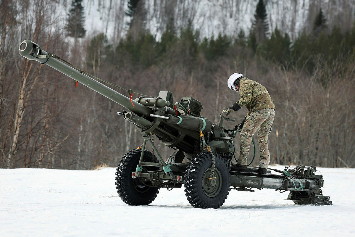 Light Gun being operated by British Army personnel on training exercise