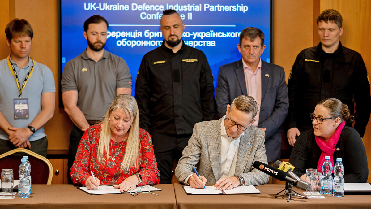 Gabby Costigan, BAE Systems' Group Managing Director, Business Development and Andy Start, Chief Executive of DE&S, sign the agreement in Ukraine.