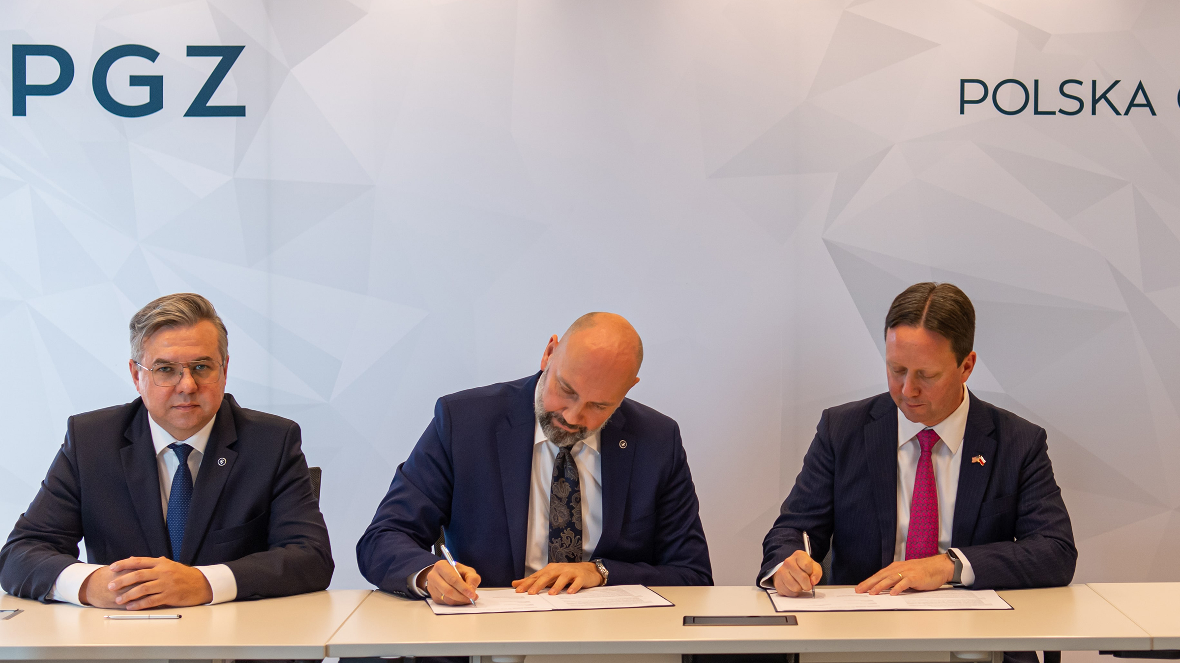 Seated from left to right are: Krzysztof Sola, Vice-President of the Management Board, PGZ; Sebastian Chwałek, President of the Management Board, PGZ; and Jeremy Tondreault, President of Platforms & Services, BAE Systems, Inc.