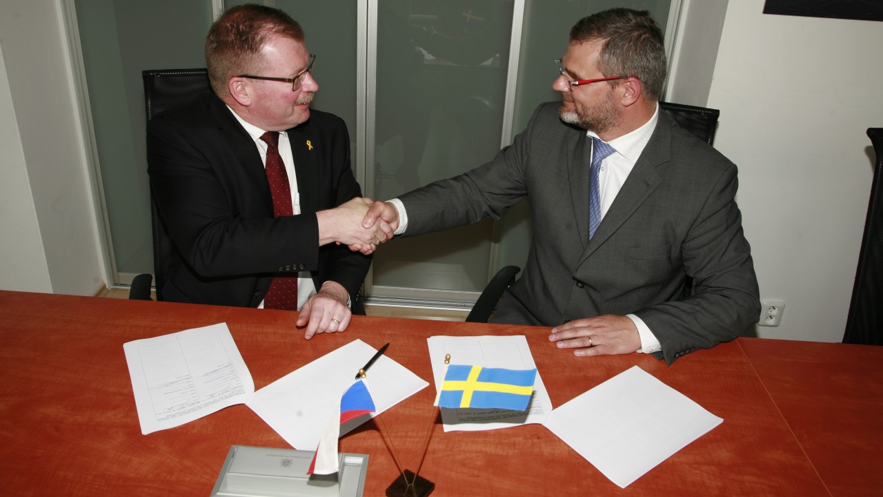 left Tommy Gustafsson-Rask, president of BAE Systems Hägglunds and Marek Špok, managing director of VOP CZ at the signing of the teaming agreement