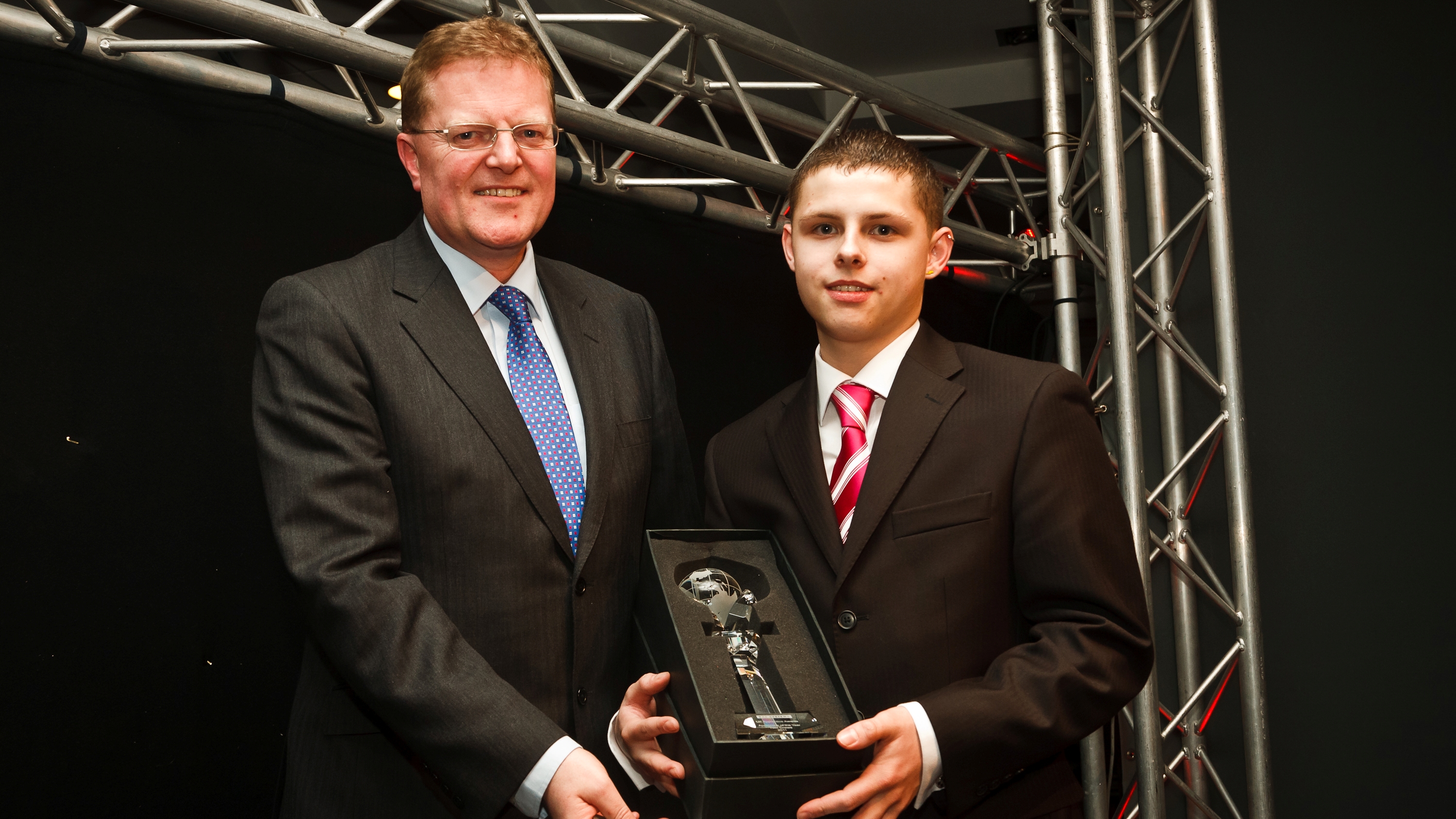 Tom Crowe receives his award from Nigel Whitehead, Group Managing Director at BAE Systems