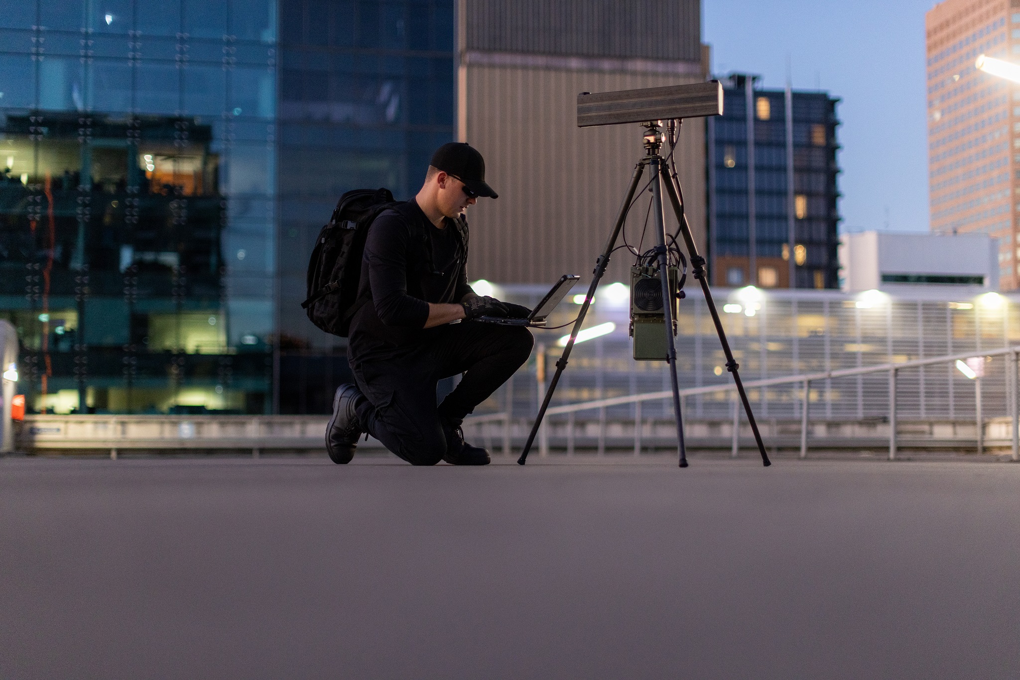 Mantlet Edge set up on top of a city building and operated by a man wearing all black