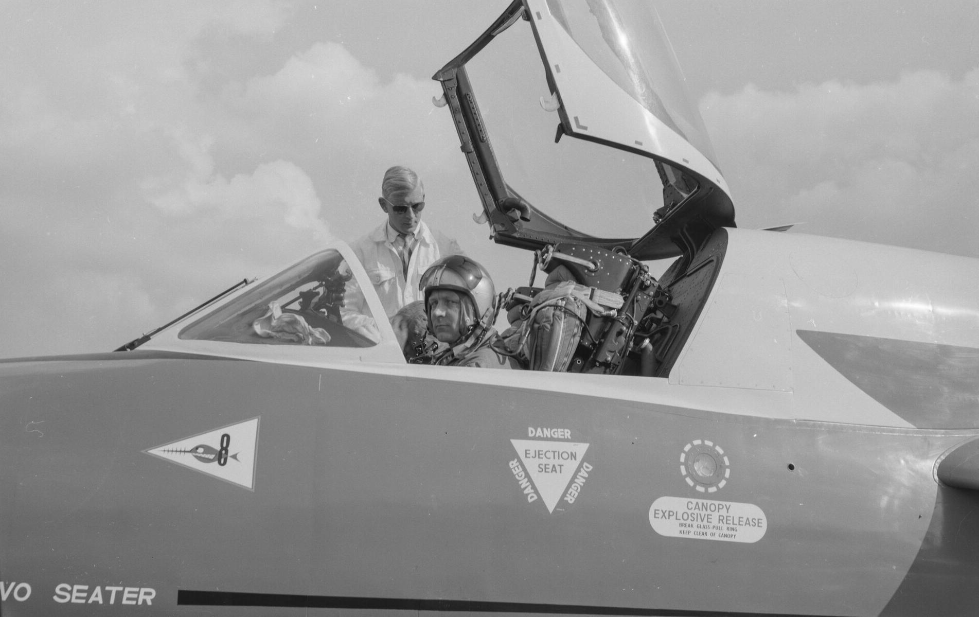 Test pilot Bill Bedford in Hawker Hunter cockpit, Farnborough Air Show, September 1960.