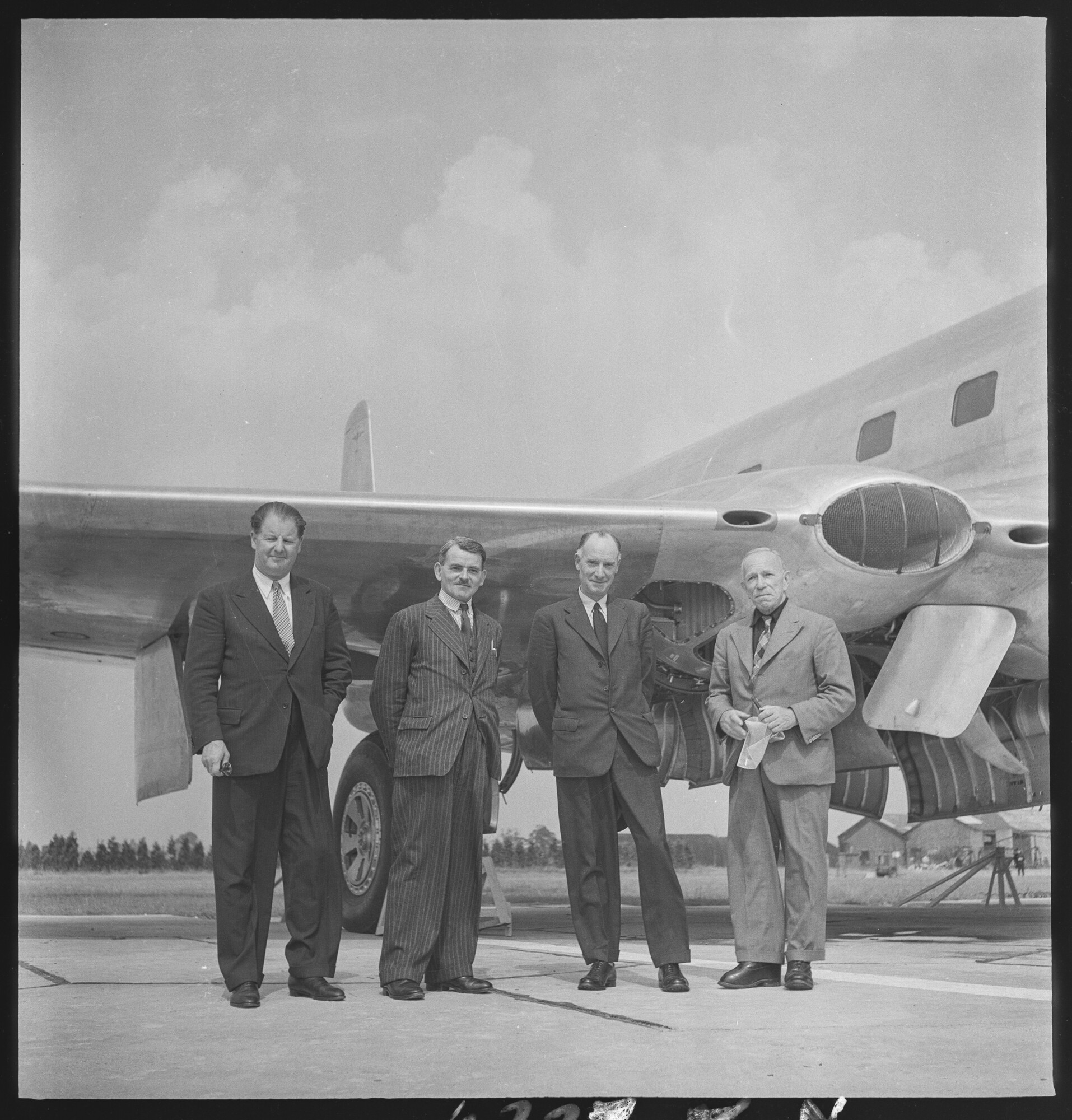Geoffrey de Havilland in front of the DH.106 Comet
