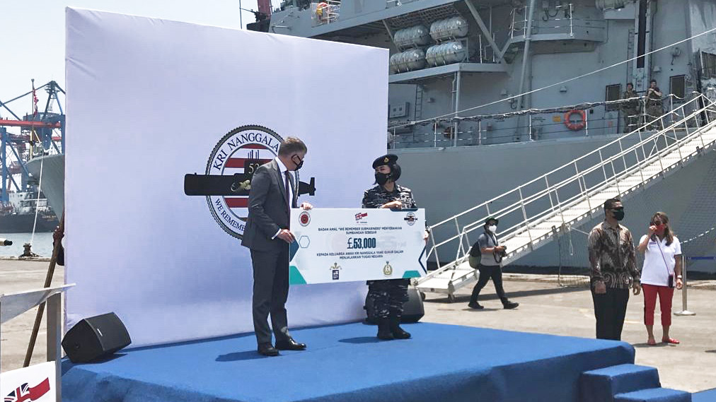 Image showing KRI-Nanggala donation with HMS RICHMOND in the background