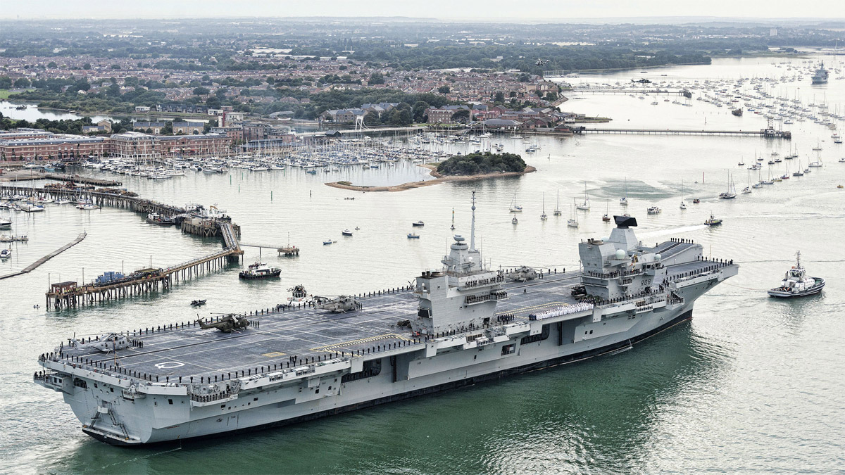 HMS Queen Elizabeth entry into Portsmouth Image 4