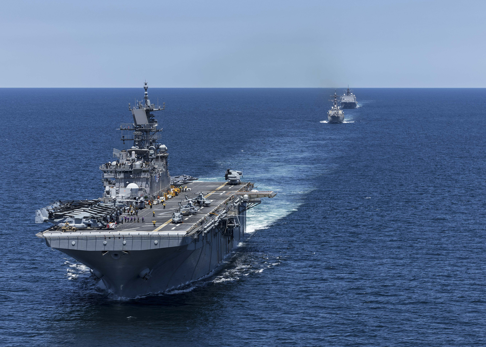 The Wasp-class amphibious assault ship USS Iwo Jima (LHD 7), the Arleigh Burke-class guided missile destroyer USS Gonzalez (DDG 66), and the San Antonio-class amphibious transport dock ships USS Fort Lauderdale (LPD 28) sail in formation during a simulated strait transit.