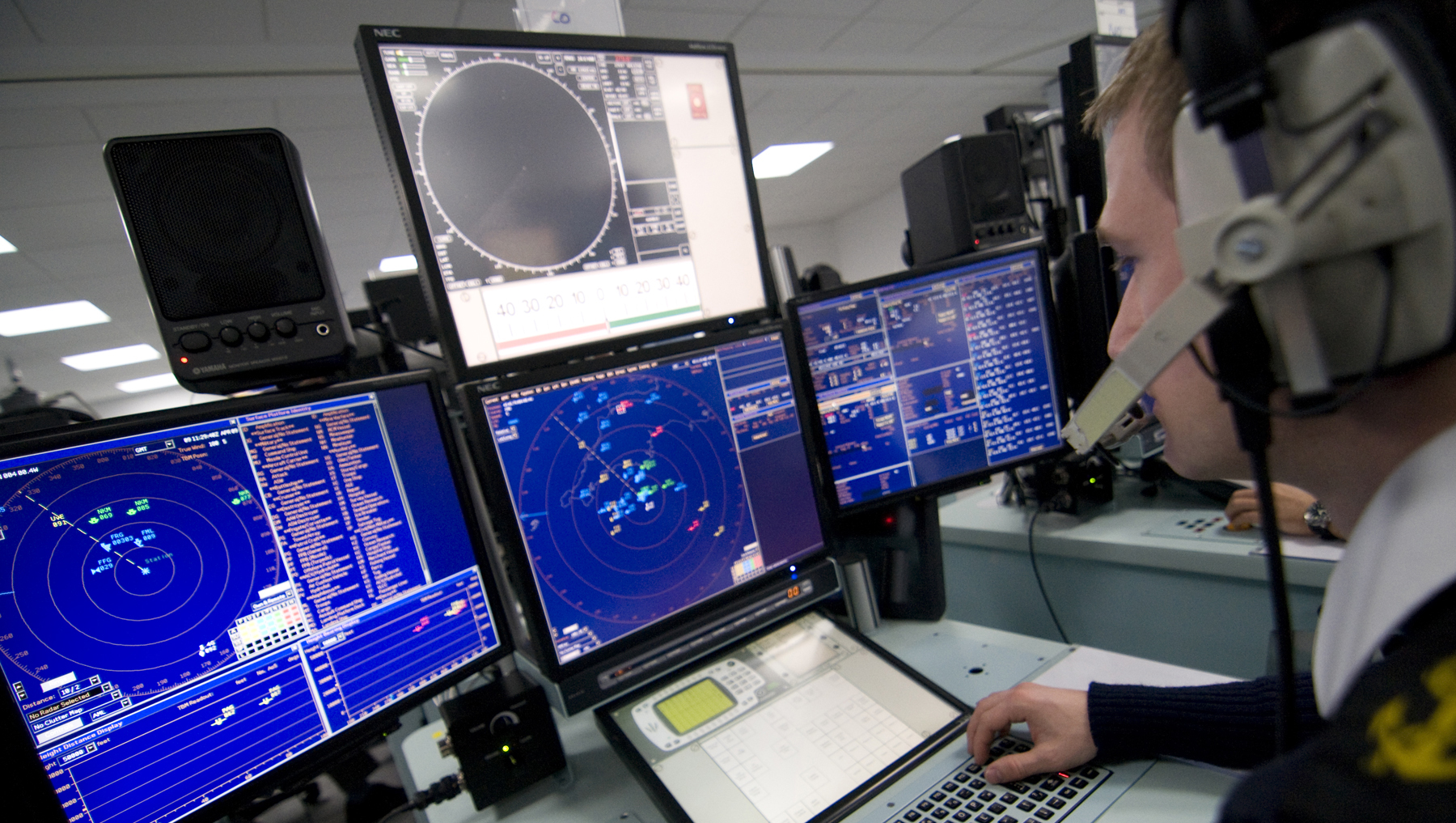 HMS Diamond crew training on the Reconfigurable Maritime Warfare Training System