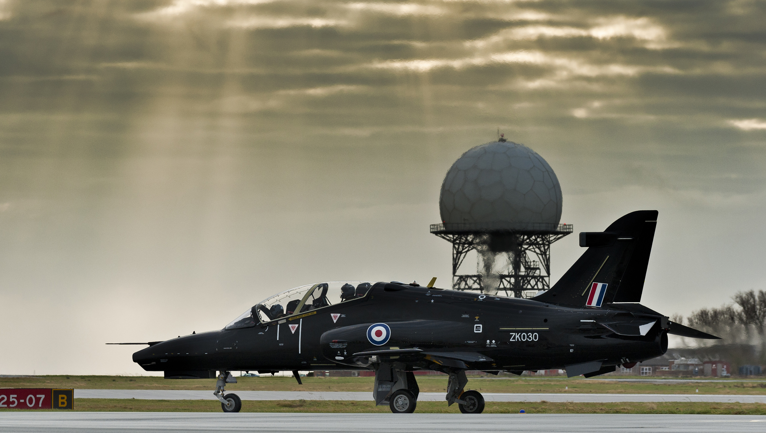 Hawk AJT on the runway