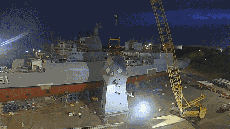 Henderson team lifting the mast onto HMAS Arunta.