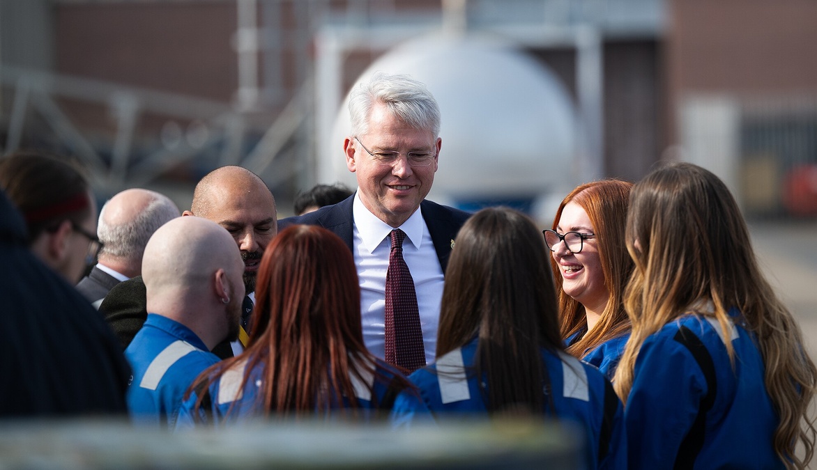 Image of Charles Woodburn talking to employees