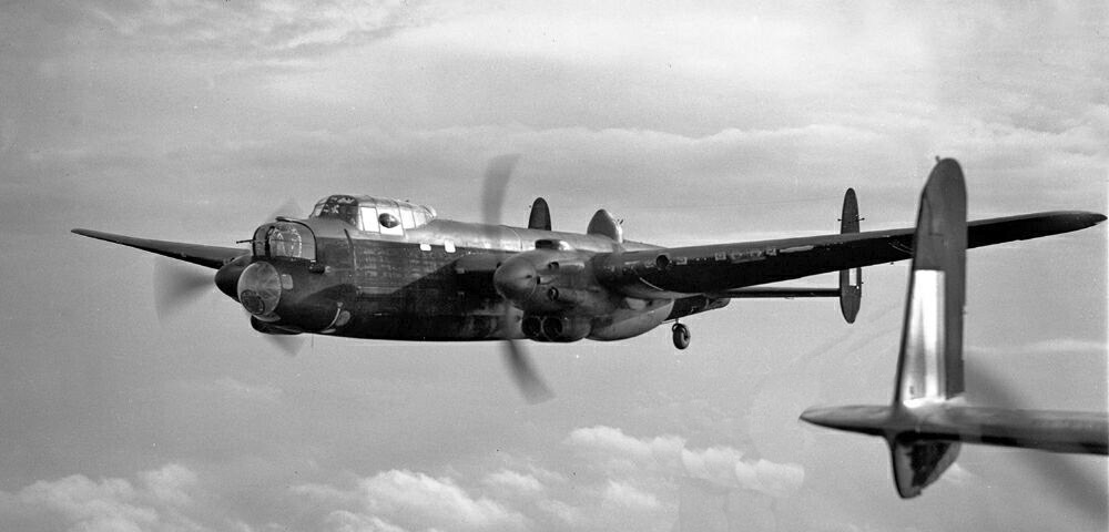 Avro 679 Manchester Mk IA - L7515 flies alongside a Handley Page Hampden, November 1941.