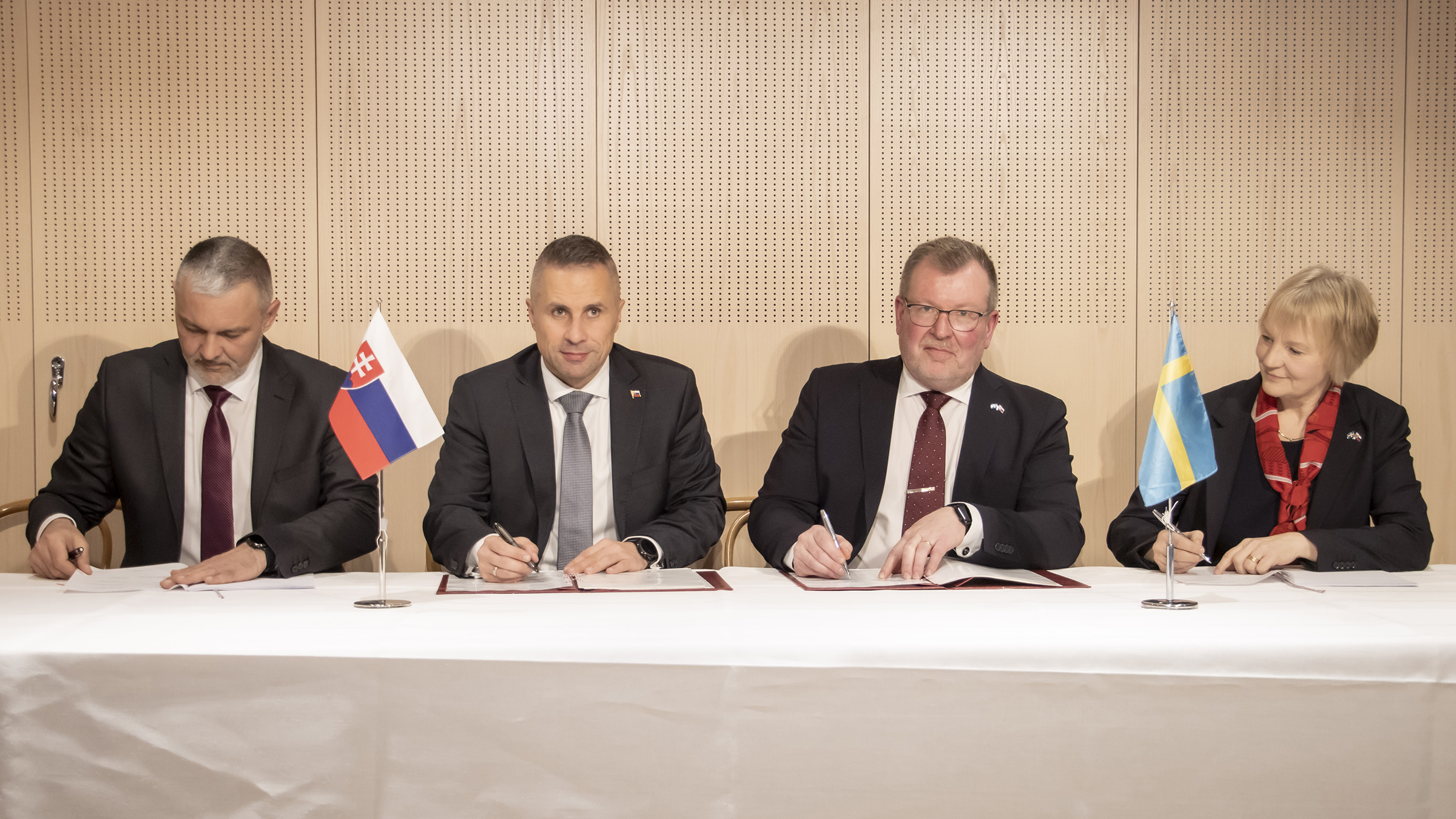 The contract signing was completed in Stockholm, with (L to R): Jozef Zekucia, Slovak National Armaments Dir., Marian Majer, State Secretary of Defence Slovak Republic, Tommy Gustafsson-Rask, GM Hägglunds, and Maria Ekman, Finance Dir. Hägglunds.