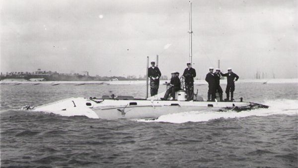 1901 Holland 1 under way 1901 Holland 1 under way