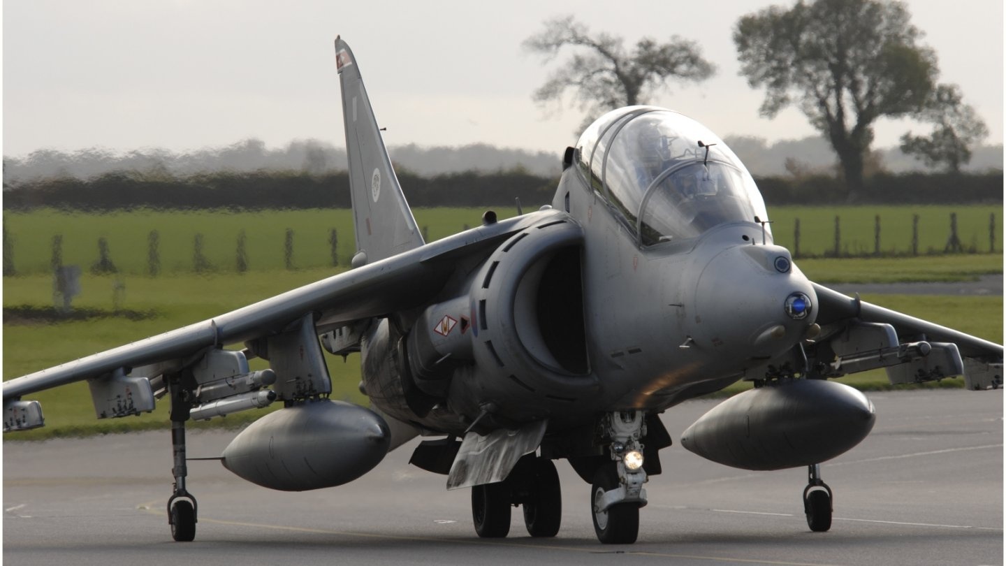 BAe, British Aerospace / McDonnell Douglas Harrier II / Harrier AV-8B -  Specifications - Technical Data / Description