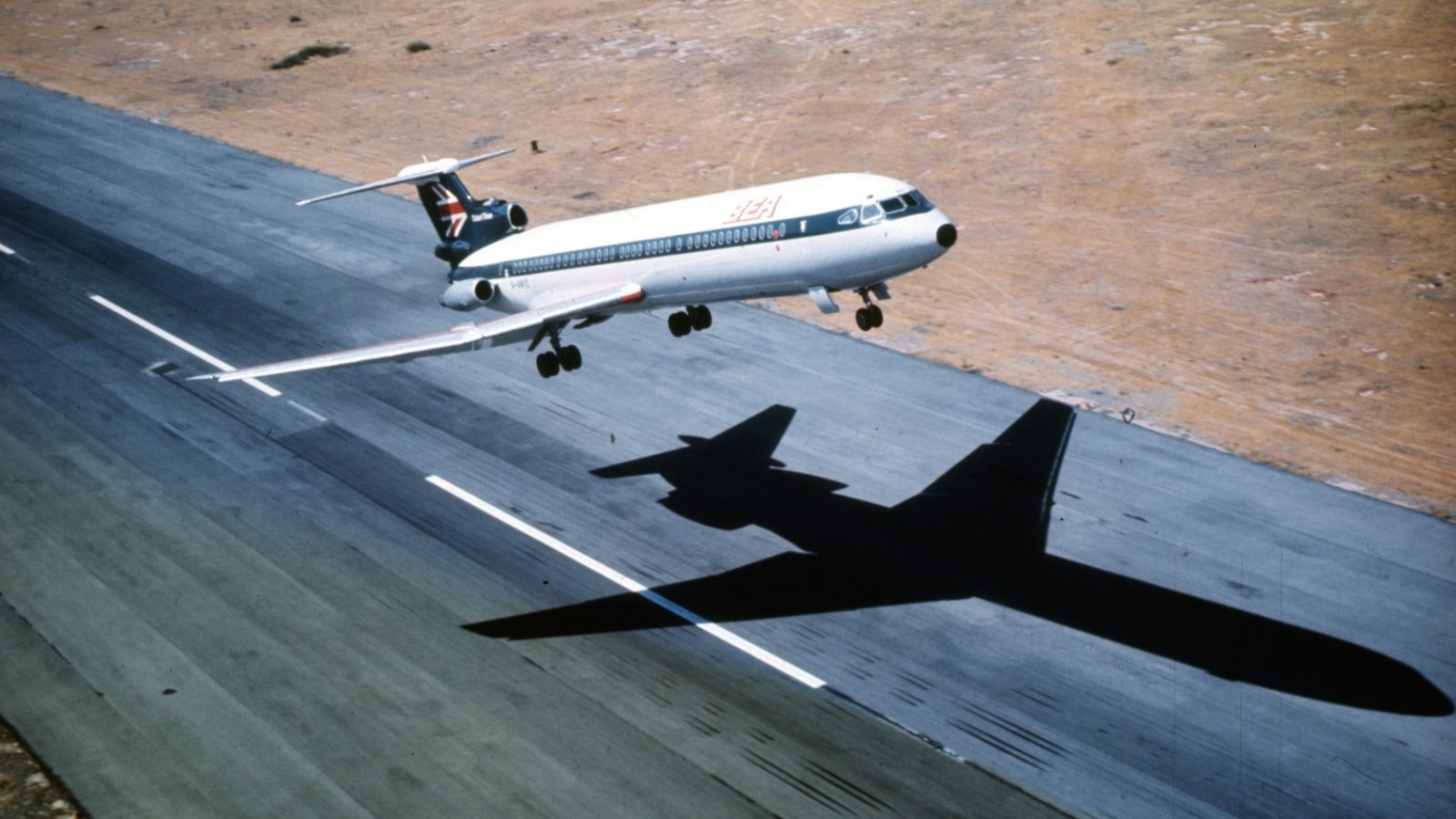 Hawker Siddeley HS121 Trident 3 take off (viewed from above). Hawker Siddeley HS121 Trident 3 take off (viewed from above).