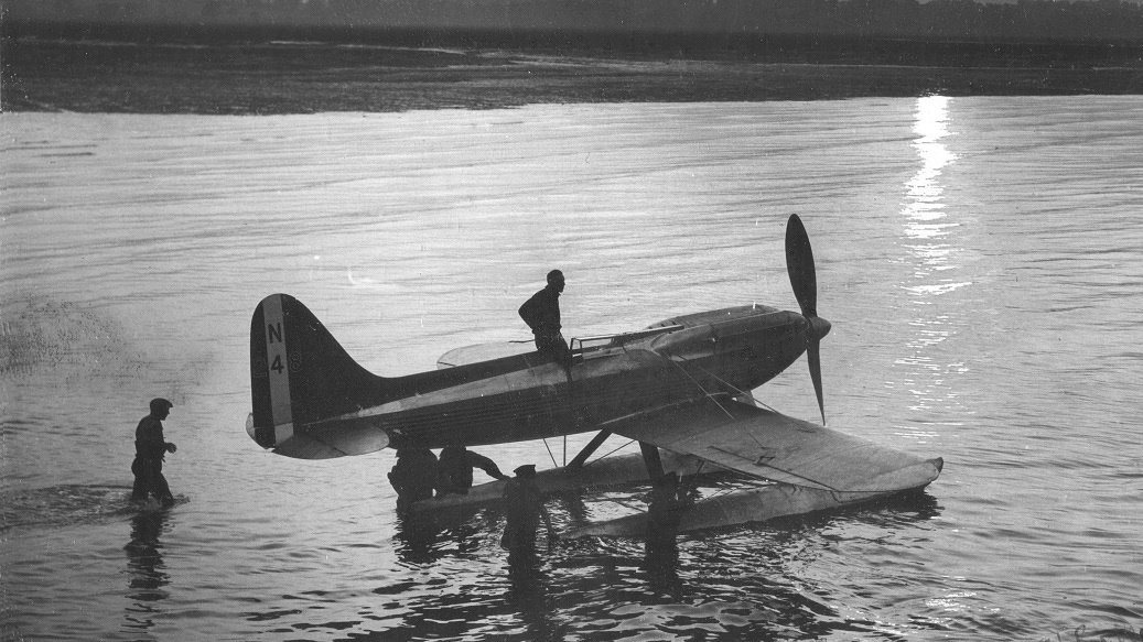 Supermarine S6 N247 on the water with its handling party Supermarine S6 N247 on the water with its handling party