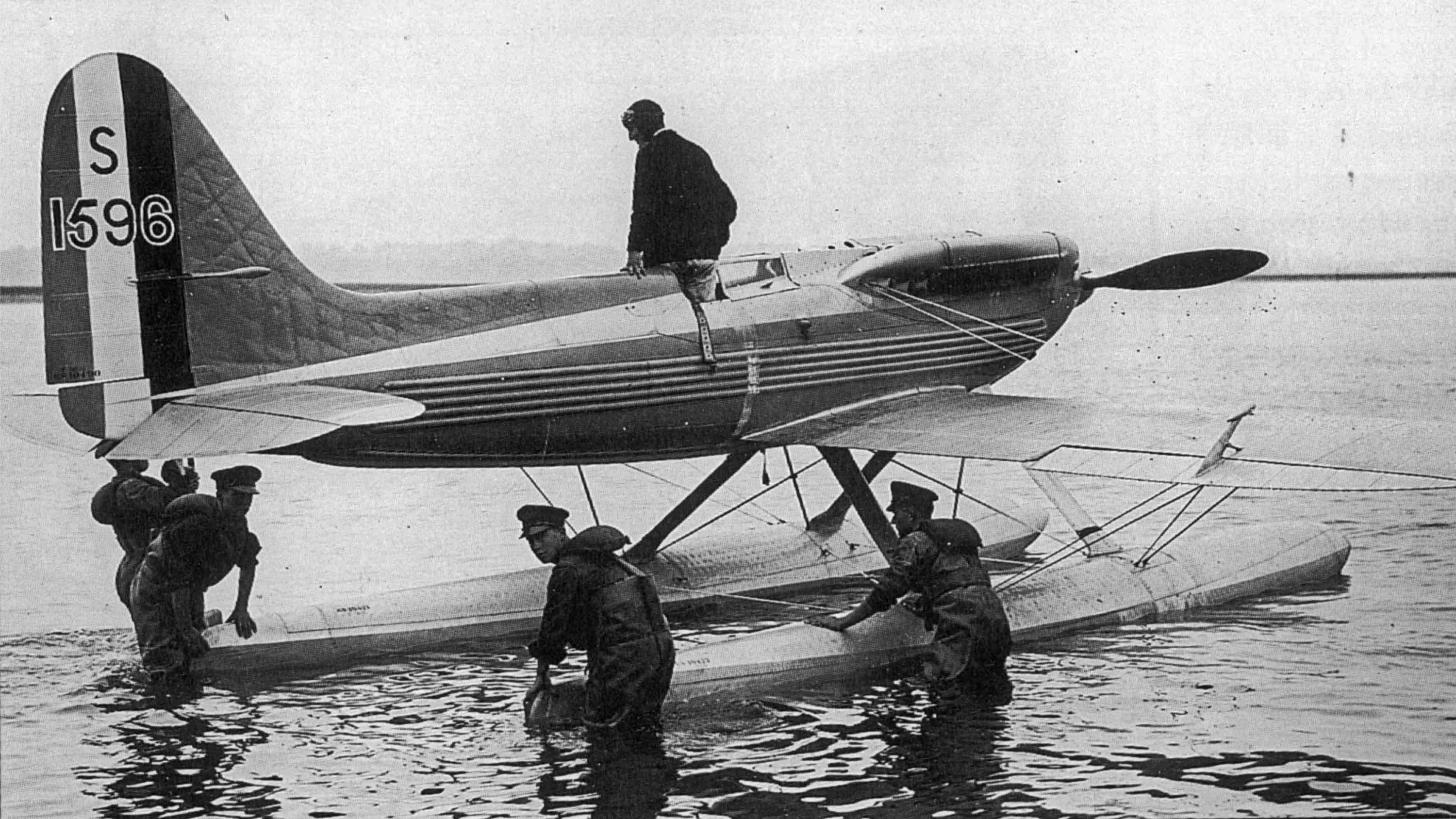 The handling party bring Supermarine S6B S1596 ashore The handling party bring Supermarine S6B S1596 ashore