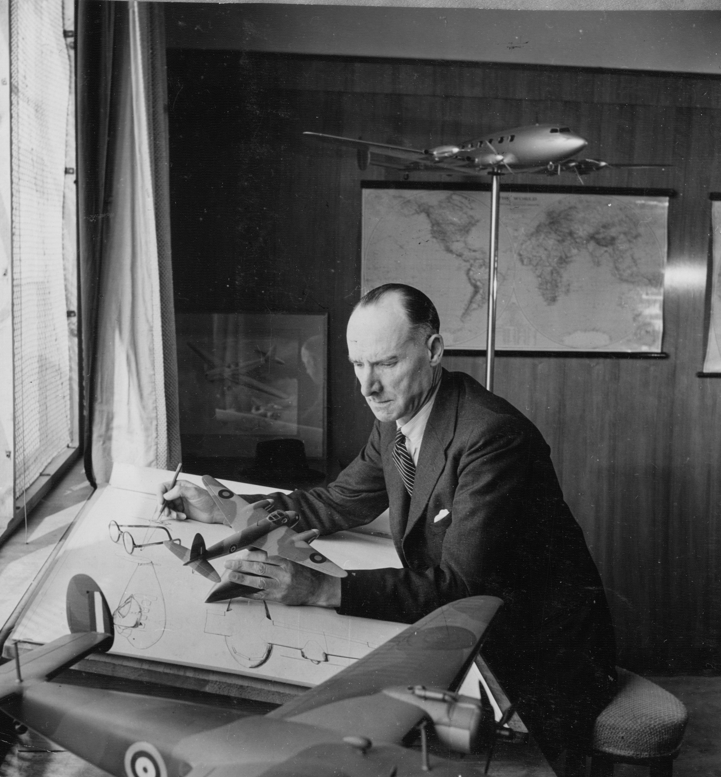 Geoffrey de Havilland at desk with Mosquito model - image Illustrated M796 Geoffrey de Havilland at desk with Mosquito model - image Illustrated M796